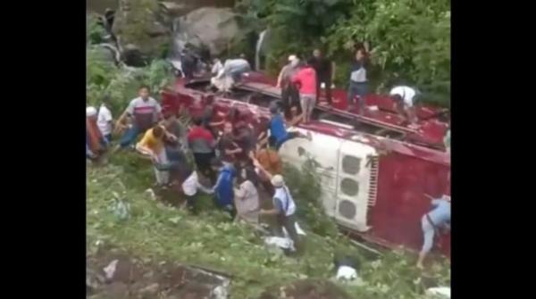 kecelakan bus di guci tegal Petugas dan warga melakukan evakuasi korban kecelakaan bus yang terjun ke Sungai Awu kompleks wisata Guci Tegal. (tangkapan layar video amatir)