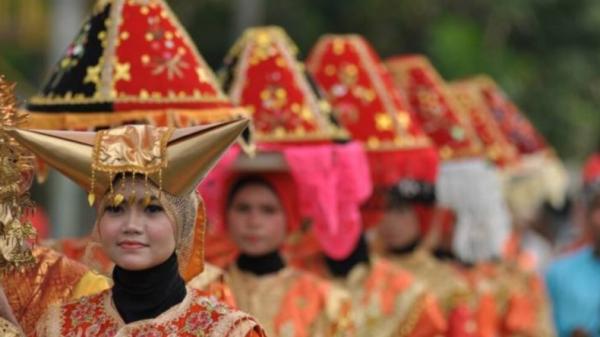 Pakaian adat Sumatera Barat Rumah Nan Gadang Pakaian adat Sumatera Barat Rumah Nan Gadang (Istimewa)