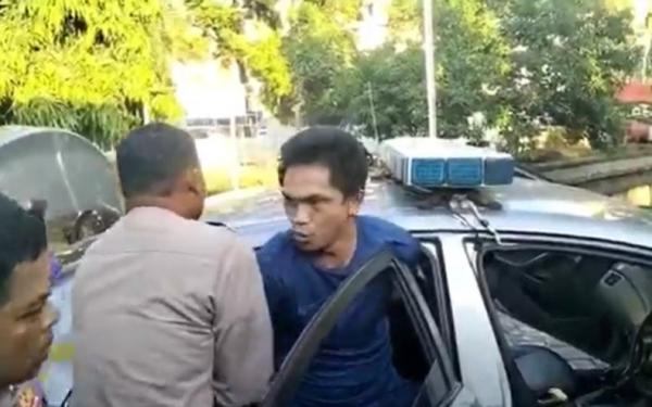 Pemain Psm Ditangkap Polisi membawa paksa AHT usai menganiaya dan menikam sekuriti karaoke inisial R, Sabtu (6/5/2023). (Foto: Muhammad Nur Bone)