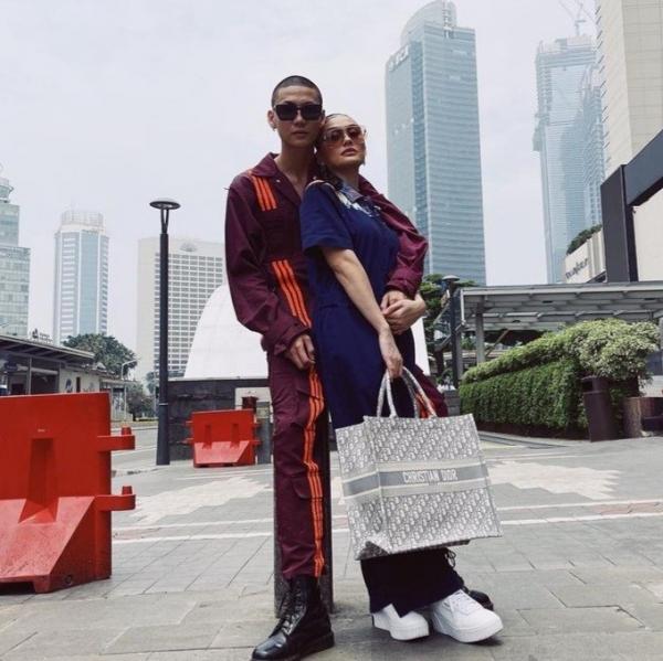 Artis pacaran dengan pria lebih muda. (Foto: instagram)