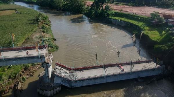 Foto udara jembatan ambruk di Kayu Gadang Sikabu, Lubuk Alung, Padang Pariaman, Sumatera Barat, Senin (8/5/2023). Jembatan terpanjang di kabupaten itu yang dibangun dari dana hibah BNPB senilai Rp25,4 miliar. (ANTARA FOTO/Iggoy el Fitra/rw)