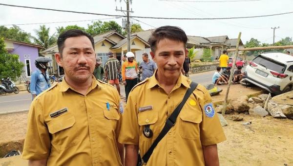 Kades Bangka Selatan Mediasi Dua kepala desa berada di lokasi membantu mediasi korban tewas diseruduk mobil. (Foto: Wiwin Suseno)