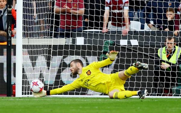 Kiper Manchester United David de Gea Kiper Manchester United David de Gea mencoba menghalau sepakan pemain West Ham, Said Benrahma pada laga Liga Inggris 2022/2023 di Stadion London, Senin (8/5/2023). Foto REUTERS