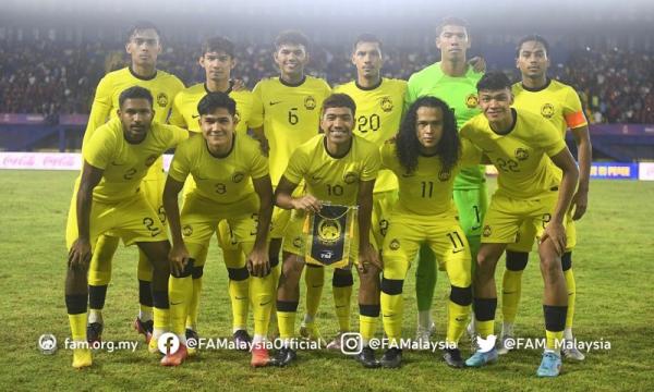 Drama dua kartu merah mewarnai laga sengit Timnas Malaysia U-22 melawan Vietnam di SEA Games 2023. Bahkan saat laga sudah usai pemain Malaysia Ubaidullah Shamsul (nomor 3) kena kartu kuning. (foto: FAM Malaysia)