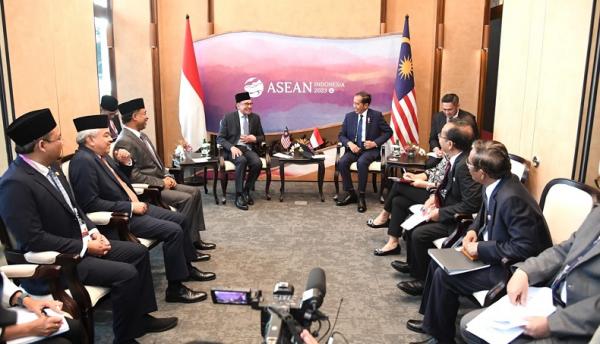 jokowi anwar ibrahim 2 Presiden RI, Joko Widodo (Jokowi) dan Perdana Menteri (PM) Malaysia Anwar Ibrahim menggelar pertemuan bilateral di Hotel Meruorah, Labuan Bajo, Selasa (9/5/2023).