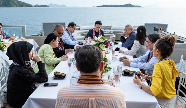 labuan bajo ktt asean Pimpinan-pimpinan parlemen negara Asia Tenggara berlayar menaiki kapal phinisi di Labuan Bajo, NTT. (Foto ist).