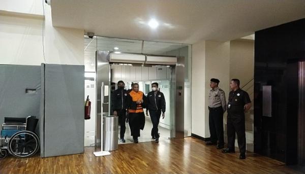 Stefanus Roy 4 Advokat Stefanus Roy Rening tampil dengan mengenakan toga advokat dibalut rompi tahanan KPK berwarna oranye. (Foto MPI).