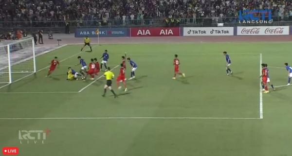 Adi Satryo Timnas Indonesia U-22 Kiper Timnas Indonesia U-22, Adi Satryo menggagalkan penalti Kamboja pada laga terakhir Grup A SEA Games 2023 di Stadion Olympic, Phnom Penh, Kamboja pada Rabu (10/5/2023). (Foto: Instagram/@pssi)
