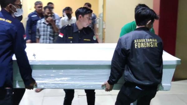 Jenazah penembak kantor MUI Jakpus Jenazah Mustopa NR (60), pelaku penembakan di kantor pusat Majelis Ulama Indonesia (MUI) di Jakarta Pusat, dijemput oleh keluarganya untuk dimakamkan di Lampung (Muhamamd Farhan/MNC Portal)