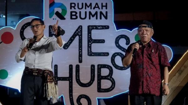 Menparekraf Sandiaga dan Menteri PUPR Menparekraf Sandiaga Uno dan Menteri PUPR Basuki Hadimuljono saat membawakan lagu `Rumah Kita` dari Band God Bless di Labuan Bajo, Selasa (9/5/20230 malam. (Foto: Ist)