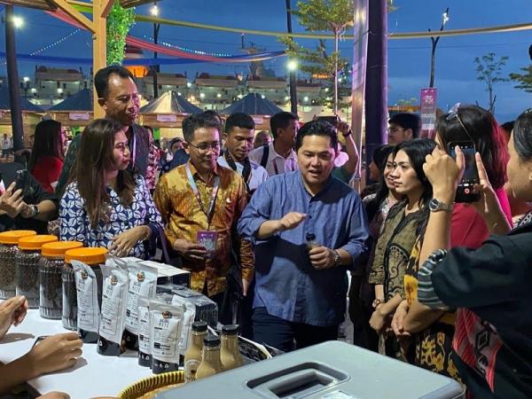 Menteri BUMN Erick Thohir mengunjungi Rumah BUMN SME's Hub, di di Waterfront Labuan Bajo, sebagai side event  KTT ASEAN ke-42. (Foto: istimewa)