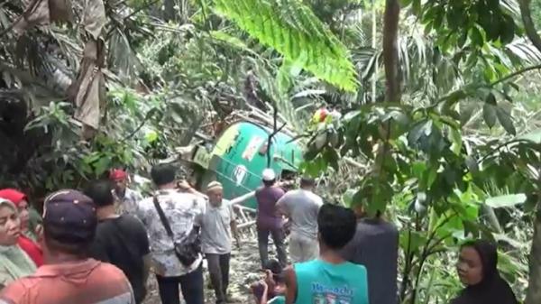 Kecelakaan di Tapanuli Selatan Truk tangki bermuatan CPO terjun ke jurang sedalam 25 meter di Jalan Lintas Sumatera, Kabupaten Tapanuli Selatan, Sumatera Utara (Sumut) Kamis (11/5/2023). (Foto: Indra Mulia).
