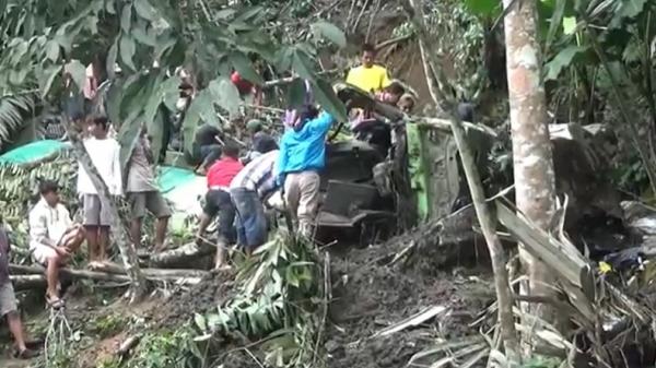 Truk masuk jurang Truk tangki bermuatan CPO terjun ke jurang sedalam 25 meter di Jalan Lintas Sumatera, Kabupaten Tapanuli Selatan, Sumatera Utara (Sumut) Kamis (11/5/2023). (Foto: Indra Mulia).