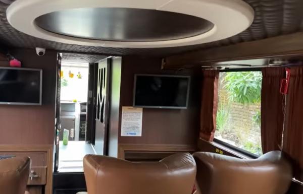 Bus Primadona Bagian lantai bawah
