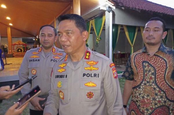 Kapolda DIY Kapolda DIY saat memberikan keterangan kepada media usai acara Jumat Curhat di Kabupaten Bantul, Jumat (12/5/2023). (Foto : iNews.id/Yohanes Demo)