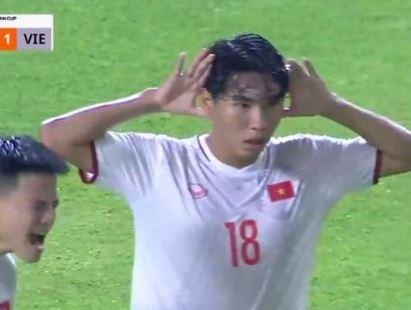 Vietnam U-22 Dinh Xuan Tien Pemain Vietnam U-22, Dinh Xuan Tien saat merayakan gol ke gawang Indonesia pada September 2022 lalu. (Foto: AFF)