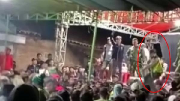 Polisi senjata laras panjang meletus Polisi dengan mengenakan seragam yang menenteng senjata laras panjang terlihat naik ke panggung hiburan saat ada kericuhan di acara hiburan wilayah Gunungkidul, Yogyakarta (Instagram/Gunungkidulupdate)