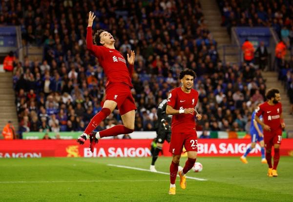 Curtis Jones Liverpool menang 3-0 atas Leicester City di lanjutan Liga Inggris 2022/2023. Curtis Jones jadi bintang kemenangan Liverpool. (foto: REUTERS)