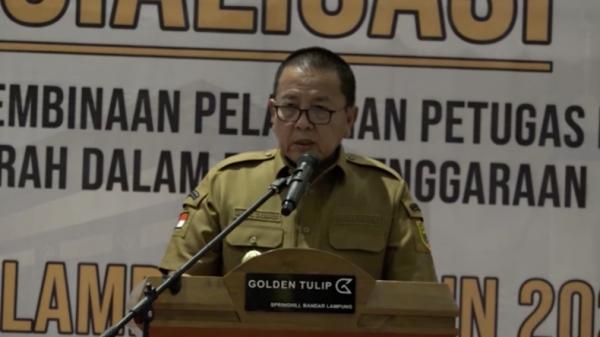 Gubernur Lampung Arinal Djunaidi melarang wartawan Gubernur Lampung Arinal Djunaidi melarang wartawan untuk merekam kegiatannya. Dia merasa pusing lantaran menjadi viral di media sosial. (Istimewa)