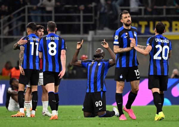Inter Milan nter Milan melaju ke final Liga Champions 2022/2023. Hasil itu didapat usai mengalahkan AC Milan 1-0 di leg kedua semifinal Liga Champions. (foto: REUTERS)