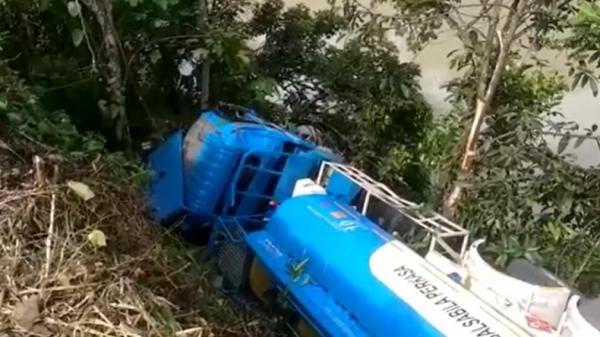 Kecelakaan truk tangki Muara Enim Truk tangki bermuatan solar sebanyak 16 ton terperosok ke jurang di Jalan Lintas Muara Enim-Tanjung Enim, Rabu (17/5/2023). (Foto: Edwinsah).
