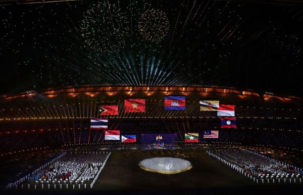 SEA Games 2023 resmi berakhir pada Rabu (17/5/2023). Penutupan ajang ini dilakukan di Stadion Morodok Techo National, Phnom Penh, Kamboja dengan berbagai tarian, seni bela diri, arak-arakan atlet dan pesta kembang api. (Foto: REUTERS)
