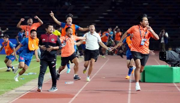 selebrasi thailand di bench Indonesia Laga Timnas Indonesia vs Thailand di final SEA Games 2023 berjalan panas. Bahkan ada insiden baku hantam antar official kedua tim. (foto: REUTERS)