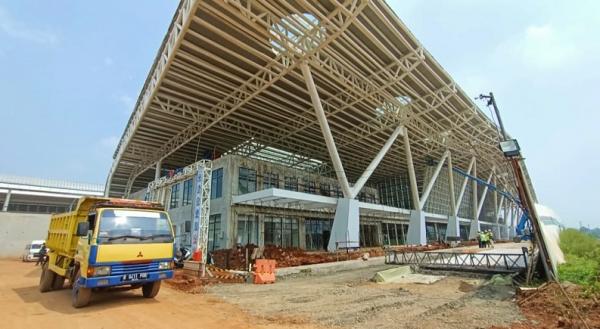 Stasiun Kereta Cepat Karawang 2 Stasiun Kereta Cepat Karawang dibangun di tengah area persawahan tepatnya di Desa Wanasari, Kecamatan Telukjambe Barat, Kabupaten Karawang. (Foto: Armydian Kurniawan/MPI)