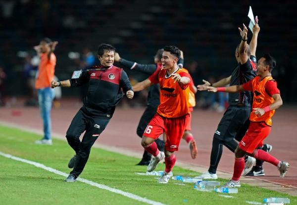 Timnas Indonesia meraih emas sepak bola SEA Games 2023 usai mengalahkan Thailand 5-2. Indra Sjafri bersyukur bisa membawa timnya mengakhiri penantian 32 tahun. (foto: REUTERS)