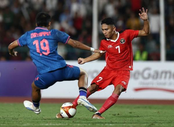 Pemain Timnas Indonesia U-22, Marselino Ferdinan (kanan) saat beraksi melawan Thailand U-22 pada laga final SEA Games 2023 di Stadion Olympic, Phnom Penh, Kamboja, Selasa (16/5/2023). (Foto: REUTERS)