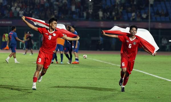Ramadhan Sananta Ananda Raehan Timnas Indonesia Dua pemain Timnas Indonesia U-22, Ramadhan Sananta (kiri) dan Ananda Raehan merayakan raihan medali emas SEA Games 2023. Keduanya membawa Indonesia menang 5-2 atas Thailand di Stadion Olympic, Phnom Penh, Kamboja, Selasa (16/5/2023). (Foto: REUTERS)