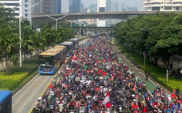 arakan timnas sea games Warga meriah menyambut pawai emas kontingen Indonesia SEA Games 2023 di Jalan Sudirman, Jakarta Pusat, Jumat (19/5/2023). (Foto: MPI)