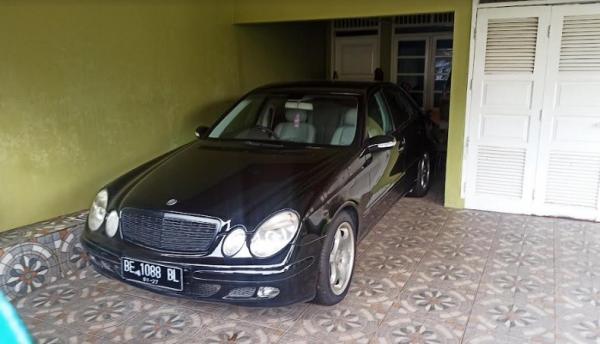 Mercy Reihana Mobil sedan Mercy di rumah Kepala Dinas Kesehatan Lampung, Reihana. (Foto: Ira Widyanti).