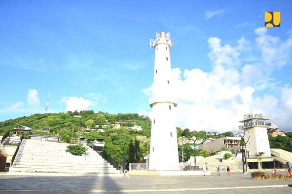 Pantai Labuan Bajo Mercusuar di kawasan marina Labuan Bajo menjadi salah satu destinasi wisata favorit pelancong. (Foto: dok Kementerian PUPR)