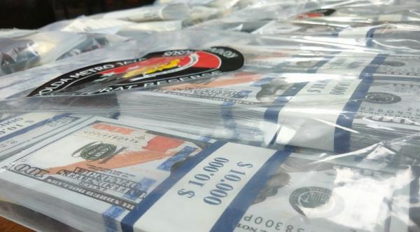 Uang dolar palsu diamankan (Foto: Erfan Ma'ruf)