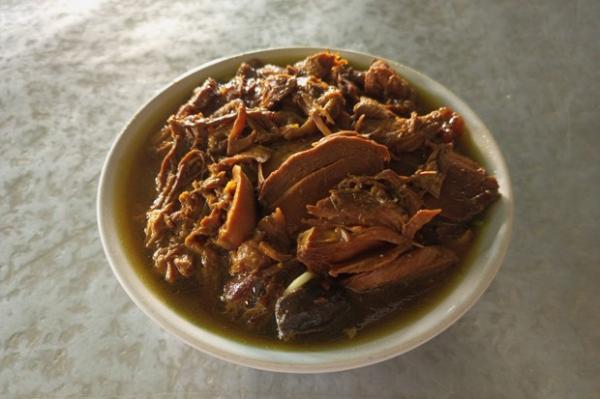 Mie Ayam Jumbo Bantul Mie Ayam Takeshi porsi jumbo dengan tambahan toping ayam. (Foto : iNews.id/Yohanes Demo)