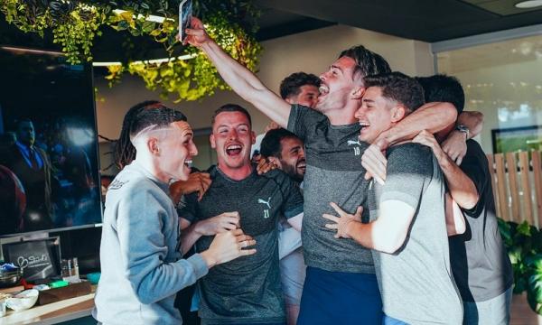 Pemain Man City, Jack Grealish (kedua dari kanan) merayakan gelar juara Liga Inggris 2022/2023 saat menonton laga Nottingham Forest vs Arsenal pada Sabtu (20/5/2023). (Foto: Instagram/@jackgrealish)