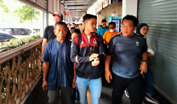 Ilham Rio Fahmi (tengah) saat kembali ke Banjarnegara usai meraih medali emas SEA Games 2023 bersama Timnas U-22. (Foto Dok  KONI Banjarnegara)