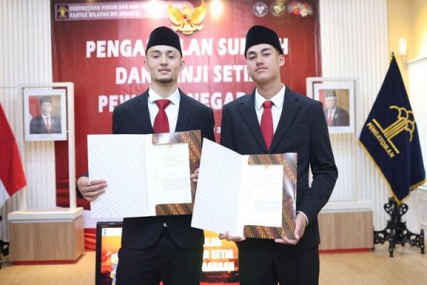 Ivar Jenner dan Rafael Struick Ivar Jenner dan Rafael Struick resmi menjadi WNI, Senin (22/5/2023). Keduanya tidak sabar segera berlatih dengan Timnas Indonesia. (Foto: PSSI)