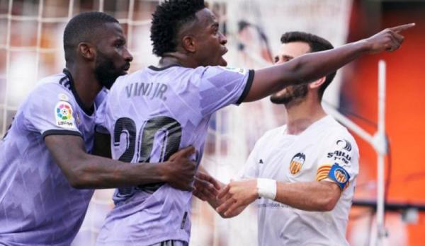 Vinicius Jr Striker Real Madrid, Vinicius Jr dapat perlakukan rasis di laga Valencia Vs Real Madrid pada jornada ke-35 Liga Spanyol di Estadio Mestalla, Minggu (21/5/2023).