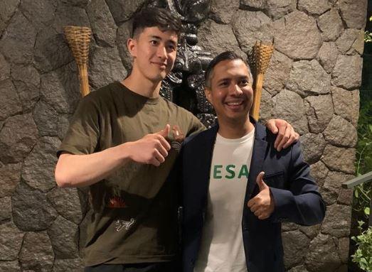 Kiper Panathinaikos B kelahiran Amerika Serikat, Cyrus Margono hadir di Jakarta. Dia berfoto dengan Hamdan Hamedan yang kini bekerja di Departemen Diaspora Kemenpora. (Foto: Instagram/@cmargono)
