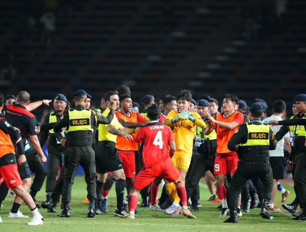 Kiper Thailand Federasi Sepak Bola Thailand (FAT) mengambil langkah tegas terkait insiden baku hantam di Final SEA Games 2023. FAT menghukum dua pemain Timnas Thailand U-23, salah satu kiper Thailand Soponwit Rakyart. (foto: REUTERS)