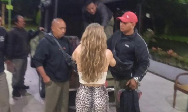 Bule Telanjang Ubud Bule Jerman yang telanjang, Darja Tuschinski (28) saat diamankan petugas Satpol PP. (Foto: Ketut Catur)