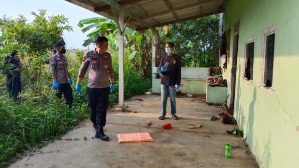 Olah TKP mayat tanpa identitas Polisi melakukan olah TKP penemuan mayat tanpa identitas yang sudah membusuk di rumah kosong Lampung Utara (Jimi Irawan/MNC Portal)