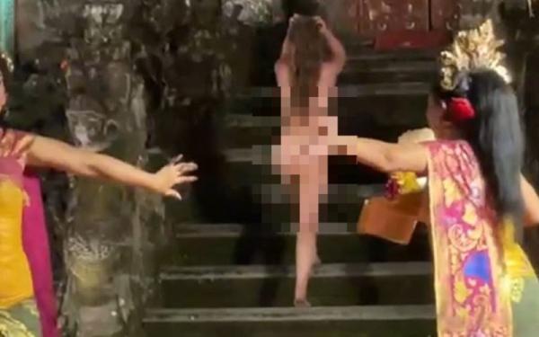 Tangkapan layar bule perempuan asal Jerman telanjang bulat. (Foto: Chusna Mohammad).