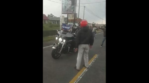 Viral video rombongan pengendara moge menyerempet santri di Jalan Raya Sukahaji, Cihaurbeuti, Ciamis, Jawa Barat. (Foto: Istimewa).