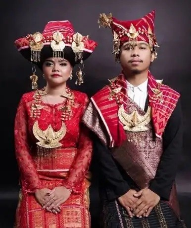 Pakaian Adat Sumatera Utara Suku Karo Pakaian Adat Sumatera Utara Suku Karo (FotoI Instagram/Mangulosi)