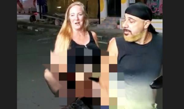 Cewek Bule Pamer Kemaluan Tangkapan layar bule Denmark pamer alat kelamin di Seminyak, Kuta. (Foto: Chusna Mohammad)