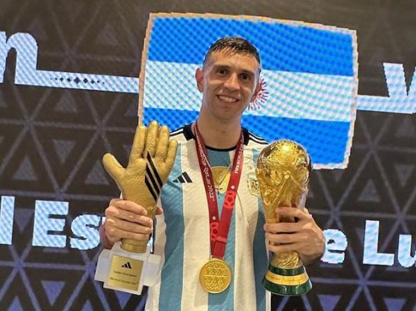Emiliano Martinez Emi Martinez Kiper Timnas Argentina, Emiliano Martinez akan menjajal rumput Stadion GBK, Jakarta untuk kedua kalinya. (Foto: Instagram/@emi_martinez26)