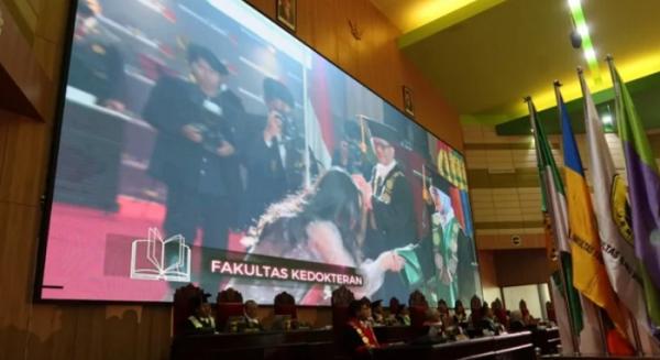 Momen haru wisuda di Unej Momen haru wisuda di Unej (Dok. Unej)